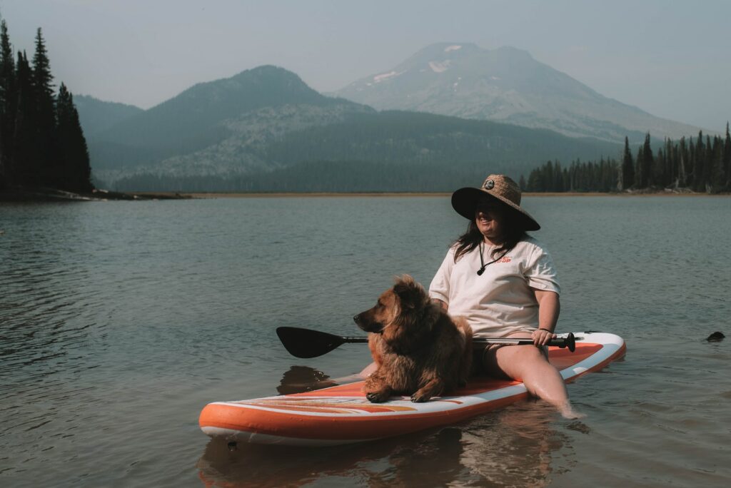 Camper avec son chien et faire du paddle