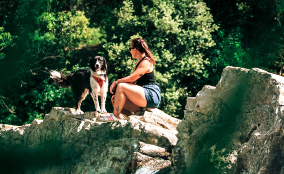 Découvrir le Trou de la Lune avec son chien en Ardèche