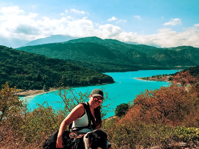 Vue sur le lac de Monteynard après une balade sur les passerelles himalayennes avec son chien