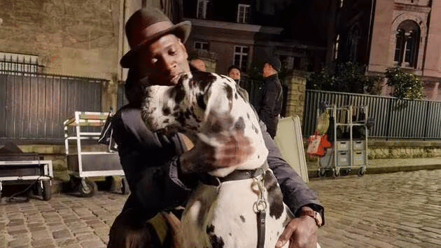 Claudine avec Omar Sy pour le tournage de French Lover pour Netflix